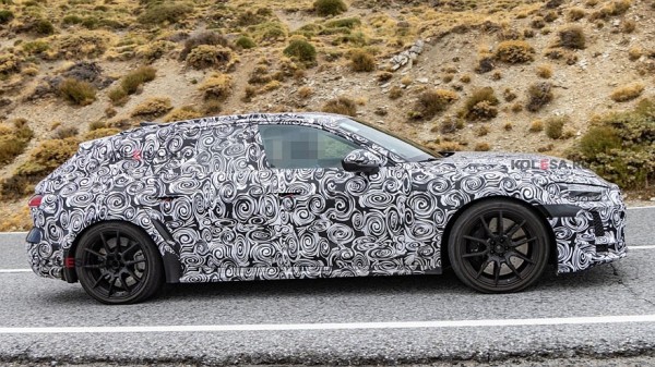 Новый «заряженный» универсал Audi RS 5 Avant проехался на камеру Новый «заряженный» универсал Audi RS 5 Avant проехался на камеру