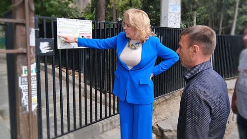 Сенатор в Ялте принюхался к проходу, превращенному в туалет Сенатор в Ялте принюхался к проходу, превращенному в туалет