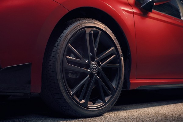 Toyota Camry слегка обновилась и обзавелась «тёмной» спецверсией Toyota Camry слегка обновилась и обзавелась «тёмной» спецверсией