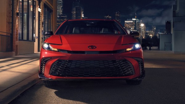 Toyota Camry слегка обновилась и обзавелась «тёмной» спецверсией Toyota Camry слегка обновилась и обзавелась «тёмной» спецверсией