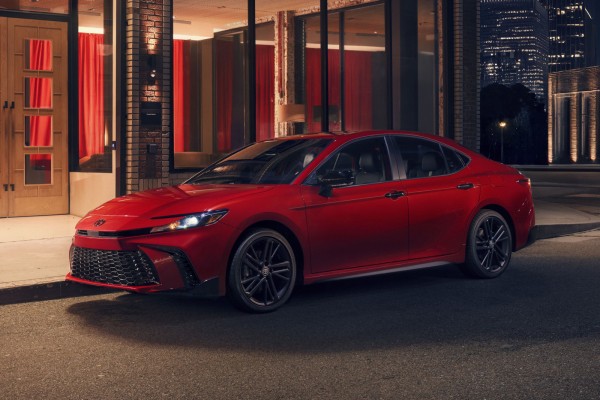 Toyota Camry слегка обновилась и обзавелась «тёмной» спецверсией Toyota Camry слегка обновилась и обзавелась «тёмной» спецверсией