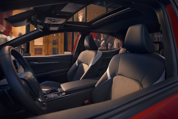 Toyota Camry слегка обновилась и обзавелась «тёмной» спецверсией Toyota Camry слегка обновилась и обзавелась «тёмной» спецверсией