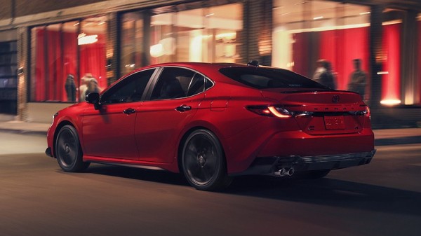 Toyota Camry слегка обновилась и обзавелась «тёмной» спецверсией Toyota Camry слегка обновилась и обзавелась «тёмной» спецверсией