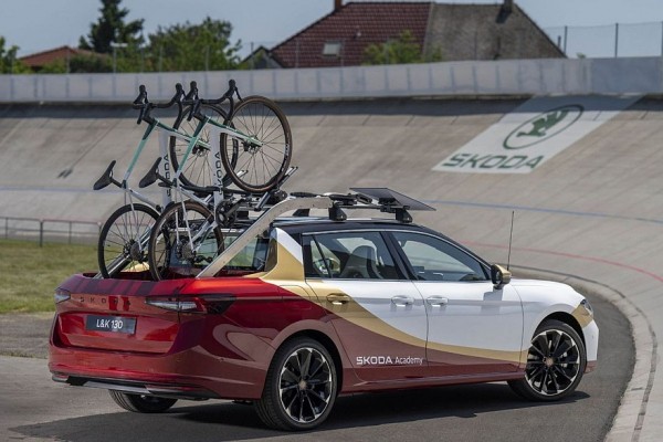 Skoda Superb превратили в пикап со сдвижной пассажирской дверью Skoda Superb превратили в пикап со сдвижной пассажирской дверью