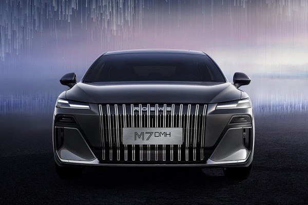 Показан большой седан Roewe M7 DMH в новом стиле от бывшего дизайнера BMW и Volkswagen Показан большой седан Roewe M7 DMH в новом стиле от бывшего дизайнера BMW и Volkswagen