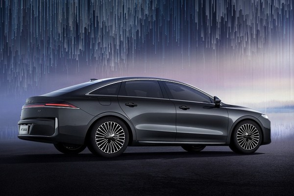 Показан большой седан Roewe M7 DMH в новом стиле от бывшего дизайнера BMW и Volkswagen Показан большой седан Roewe M7 DMH в новом стиле от бывшего дизайнера BMW и Volkswagen