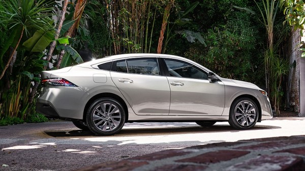 Обновлённый седан Nissan Sentra: «располосованное» лицо, большой планшет и прежняя техника Обновлённый седан Nissan Sentra: «располосованное» лицо, большой планшет и прежняя техника